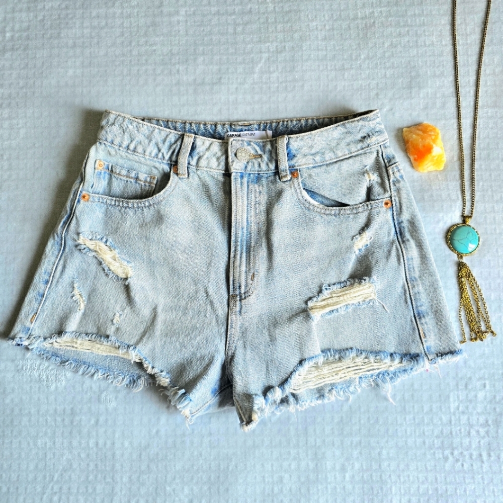 size 26 garage festival shorts // high-rise light wash denim // y2k vibes